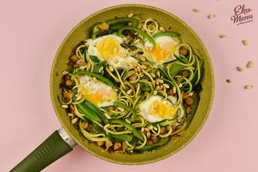 Groene shakshuka met ei en pijnboompitten
